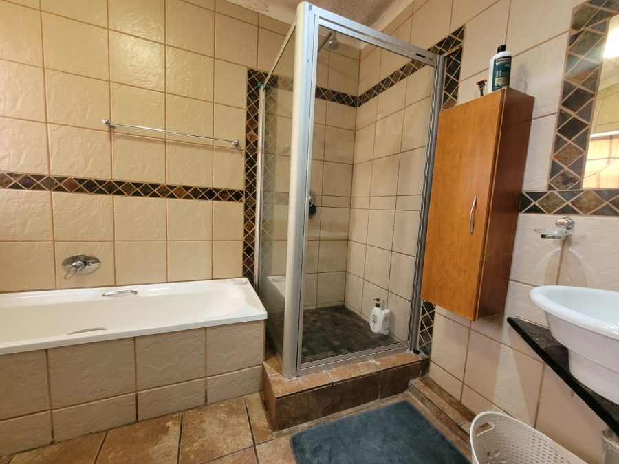 4 Bedroom Property for Sale in Wavecrest Eastern Cape